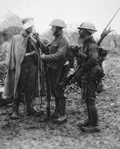 Tommy ne ressent aucune rancune : donnant du feu à un prisonnier allemand blessé, de The Illustrated War News, 26 juillet 1916 - English Photographer